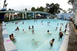 Dưới làn nước xanh ảnh 1