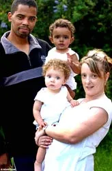 Sinh đôi khác màu da mừng sinh nhật đầu tiên