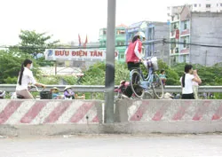 Hầm Tân Tạo... vắng vẻ!