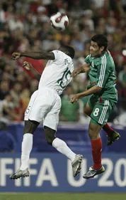 Barrera (phải, Mexico) đánh đầu phá bóng trước Amaury (Bồ Đào Nha).