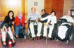 Vào đại học Mỹ trên vòng xe lăn