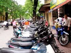 Nhiều đoạn hè phố Hà Nội: Còn đâu cho người đi bộ?