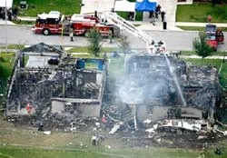 Mỹ : máy bay đâm vào nhà, 5 người chết
