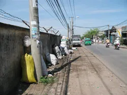 Đất và người tấn công nhà chờ xe buýt ảnh 2