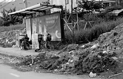 Đất và người tấn công nhà chờ xe buýt