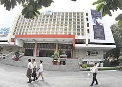 Những rạp hát... đợi chờ!