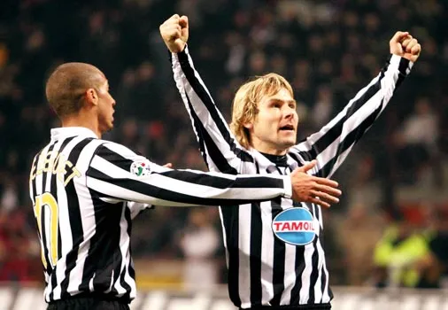 Tiền vệ Pavel Nedved (phải) khao khát tiếp tục gặt hái thành công cùng Juventus.