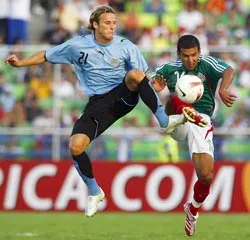 Mexico đè bẹp Uruguay