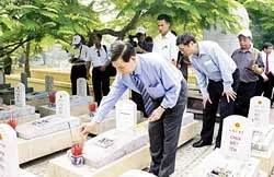 Tưởng niệm các anh hùng liệt sĩ tại tỉnh Quảng Trị