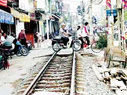 Tai nạn đường sắt gia tăng: Lỗi tại... đường ngang!?