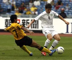 Trận thua 0-5 trước Uzbekistan (áo trắng) của Malaysia.