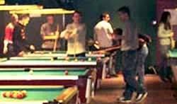 Phía sau... bi da máy lạnh