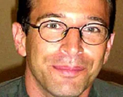 Vợ góa nhà báo Daniel Pearl kiện ngân hàng