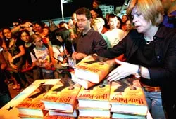 Sáng nay,21-7,Thế giới sôi lên với Harry Potter tập 7 ảnh 2