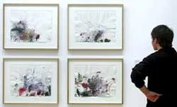 Bị bắt vì... hôn tranh