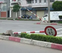 Bảng chỉ đường gãy đổ, hố ga bật nắp