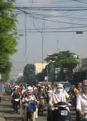 Bảng chỉ đường gãy đổ, hố ga bật nắp ảnh 2