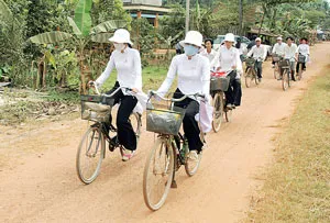 Nên miễn toàn bộ học phí cho HS nông thôn và HS trung học cơ sở