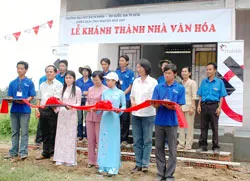 Bàn giao nhiều công trình xã hội