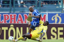 Amaobi (9, Bình Dương) vượt qua trung vệ Kizito Lawrence (4, TH).