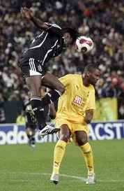 Darrent Bent (phải, Tottenham) trong trận giao hữu với Orlando Pirates ở Nam Phi.