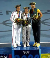 (Từ trái qua phải) HCB Amelie Mauresmo, HCV Justine Henin-Hardenne và HCĐ Alicia Molik tại buổi lễ trao giải nội dung đơn nữ môn quần vợt ở Olympic Athens 2004.