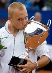 Steve Darcis hôn chiếc cúp vô địch oanh liệt.