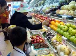 Trái cây ngoại nhập: Ngon, rẻ nhưng...