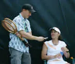 Hingis (phải) đang phát biểu cảm nghĩ sau khi đánh thử cây vợt gỗ.