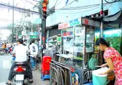 Vỉa hè, ai bán ai mua? ảnh 2