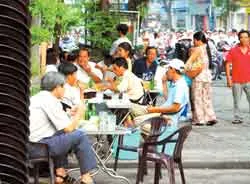 Vỉa hè, ai bán ai mua?