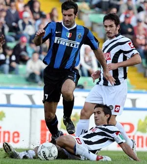Tiền vệ Luis Figo (trái) trước sự truy cản quyết liệt của cầu thủ Udinese.