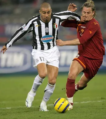Tiền đạo David Trezeguet (trái, Juventus)tranh chấp bóng cùng hậu vệ Philippe Mexes (AS Roma).