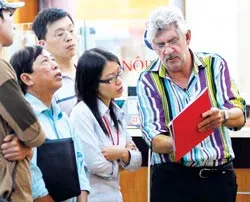 Thị trường tụt dốc vẫn “gom hàng”