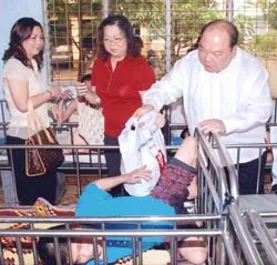 Khám bệnh và tặng quà cho cơ sở từ thiện