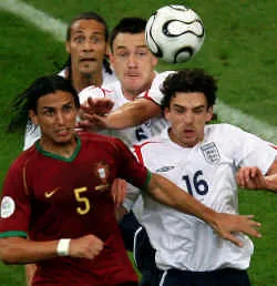 Kỳ 2: Vì sao cứ phải là 4-4-2 ? ảnh 1