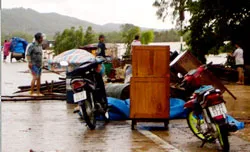 Lũ lớn tàn phá Quảng Bình