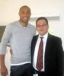 Một bác sĩ Việt Nam chữa bệnh cho Thierry Henry