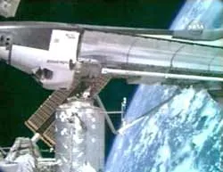 Sáng nay,11-8,Nasa phát hiện: Phi thuyền con thoi Endeavour bị thủng