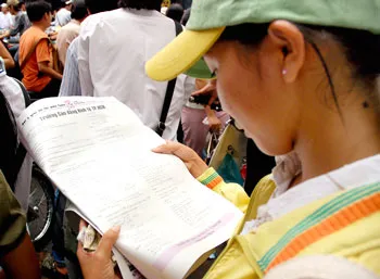 Thí sinh đang xem gợi ý giải để thi trên báo SGGP 12h