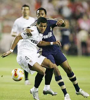 Daniel Alves tranh bóng cùng Robinho trận lượt đi Siêu Cúp TBN, đó đã là trận cuối cùng của anh trong màu áo Sevilla?