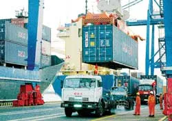 Hàng hóa nhập khẩu tăng: Giá sẽ thôi “nhảy múa”?