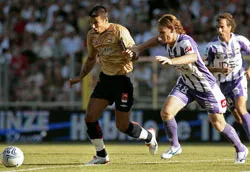 Tiền đạo Milan Baros (trái), niềm hy vọng của Olympique Lyon trên hàng tấn công.