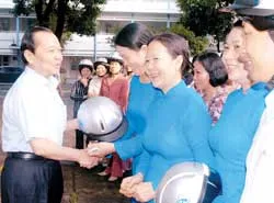 Từ 20-8: Cán bộ công chức Thành ủy TPHCM đội nón bảo hiểm khi đi xe máy