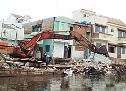 Kênh Thanh Đa (quận Bình Thạnh, TPHCM): Tháo dỡ các công trình nhà ở bị sạt lở
