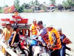 Vận động người dân mặc áo phao khi qua đò