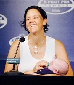 Davenport và con trai trong buổi họp báotai New Heaven.