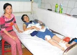 2 học sinh phải cấp cứu vì bị cảnh sát giao thông xô ngã?