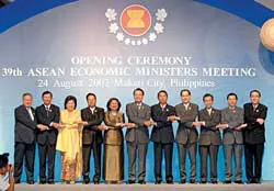Thông qua dự thảo xây dựng Cộng đồng kinh tế ASEAN vào 2015