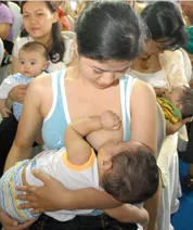 Sáng nay: 1.161 bà mẹ lập kỷ lục cho con bú